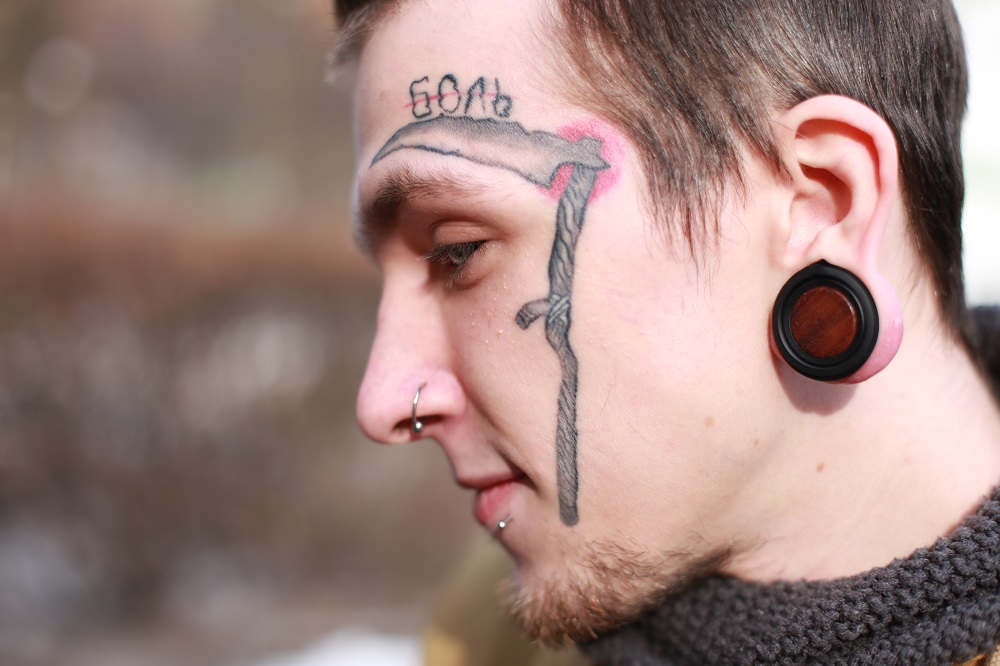 Мужские Татуировки коса на лице