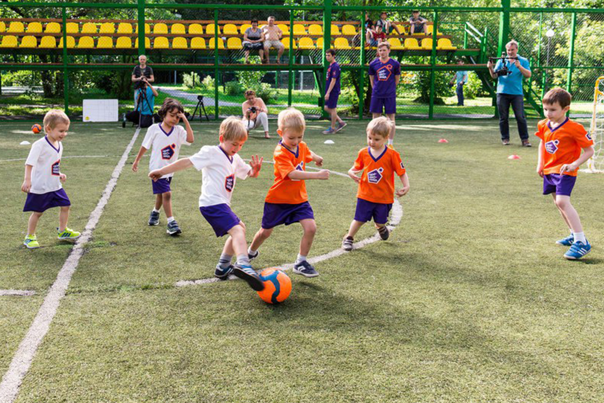 Игры футбол на улице. Занятия по футболу для детей. Тренировка по футболу для детей. Детский футбол. Детский футбол на улице.