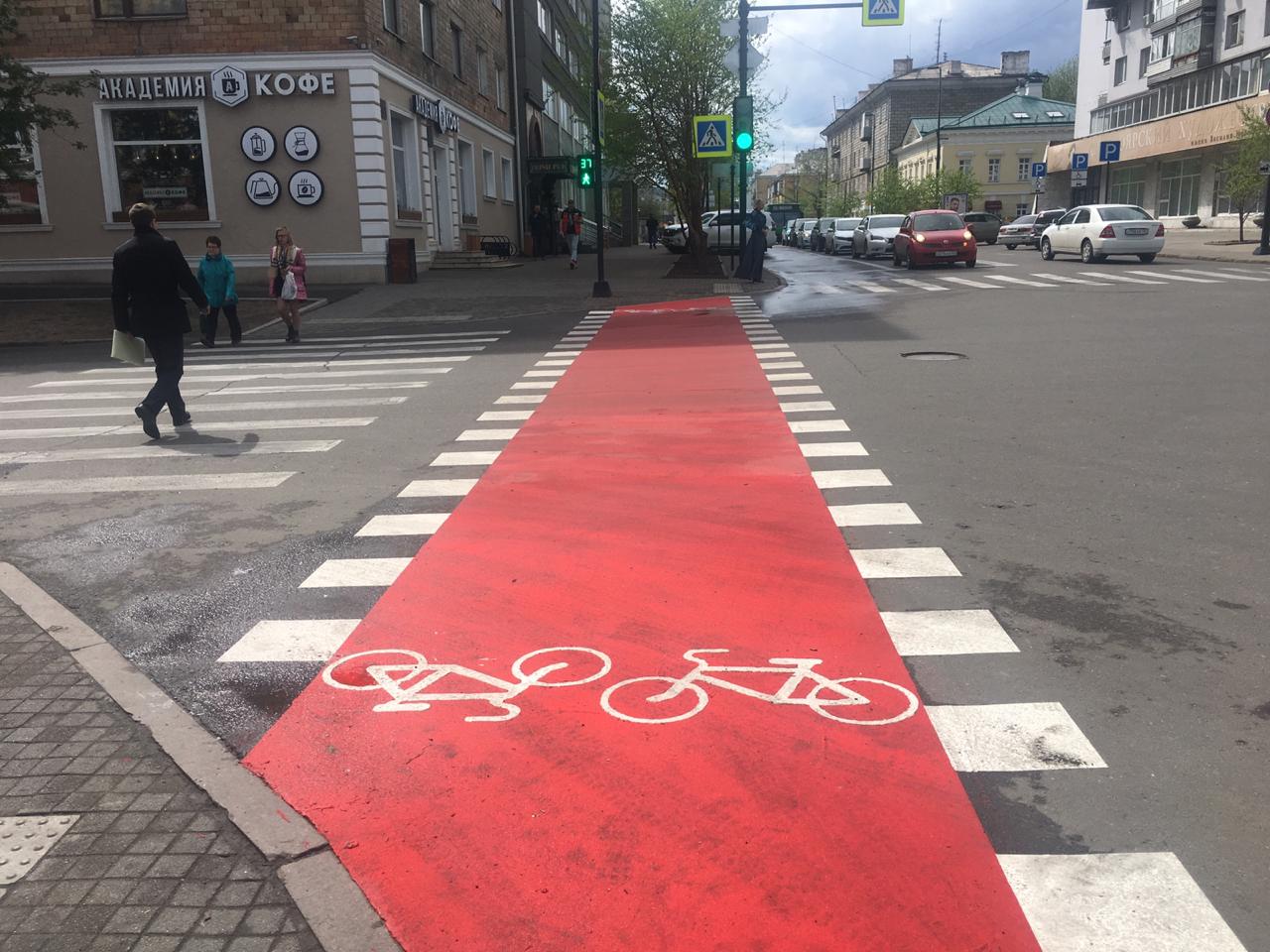 Переход на красный пешеход. Велодорожка красная. Красная дорожка для велосипедистов. Разметка велодорожки. Красная разметка на велодорожке.
