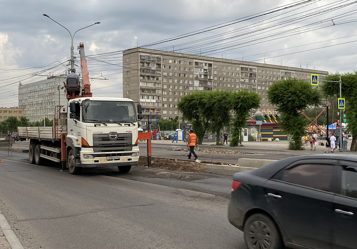 Между «Торговым центром» и «Родиной» на Красрабе ломают новые бордюры -  Афиша Красноярска