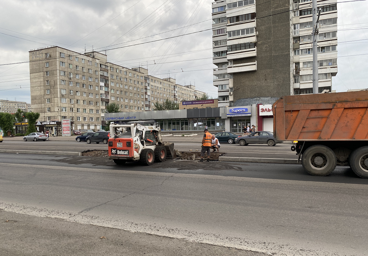 Между «Торговым центром» и «Родиной» на Красрабе ломают новые бордюры -  Афиша Красноярска