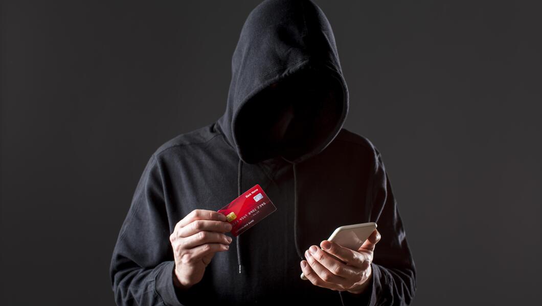 vid-speredi-muzskoi-haker-derza-