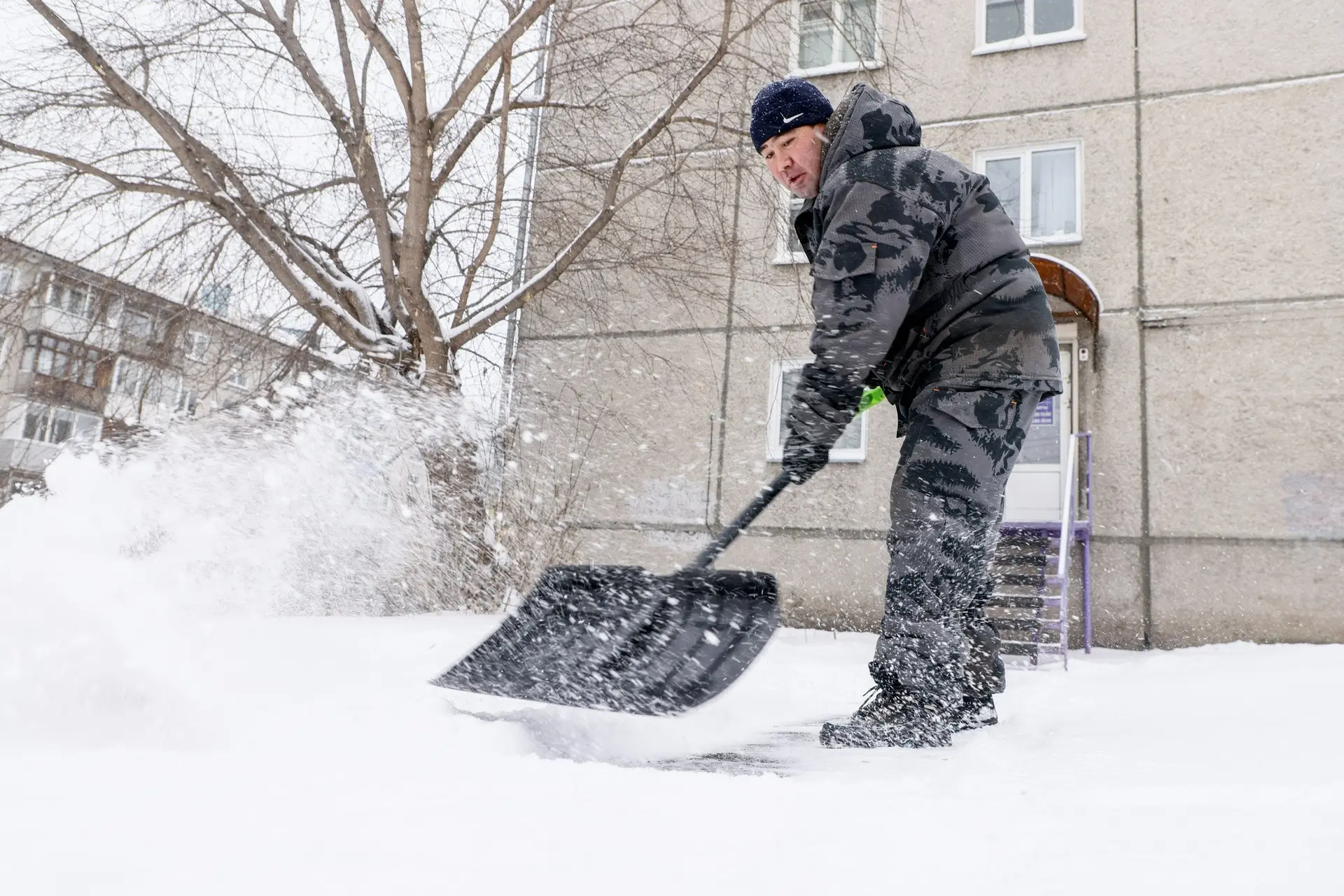 Uborka-snega-ul.-Krupskoj-7