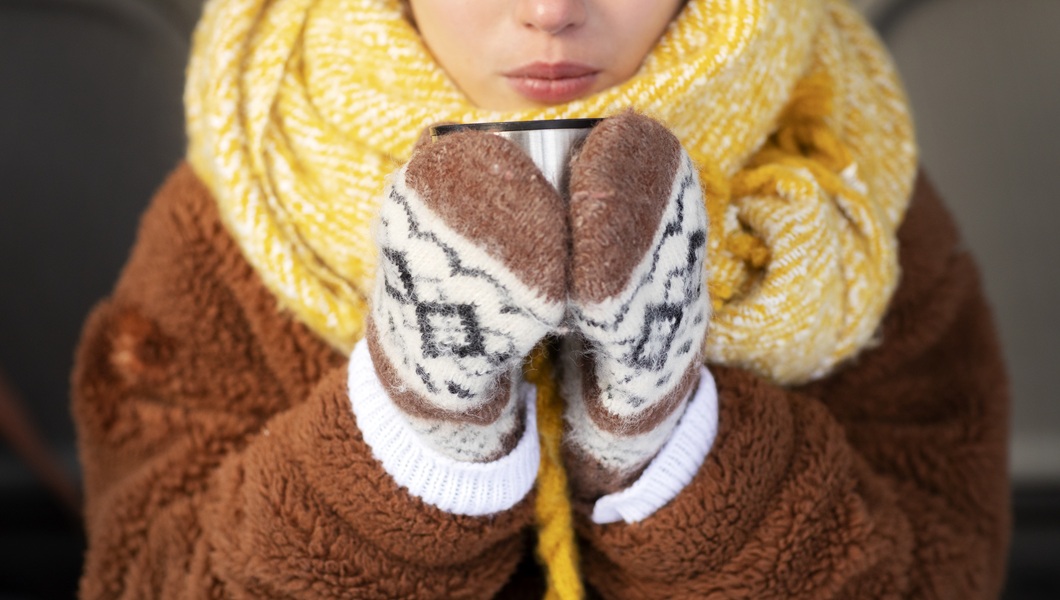 krupnym-planom-rebenok-derzit-casku