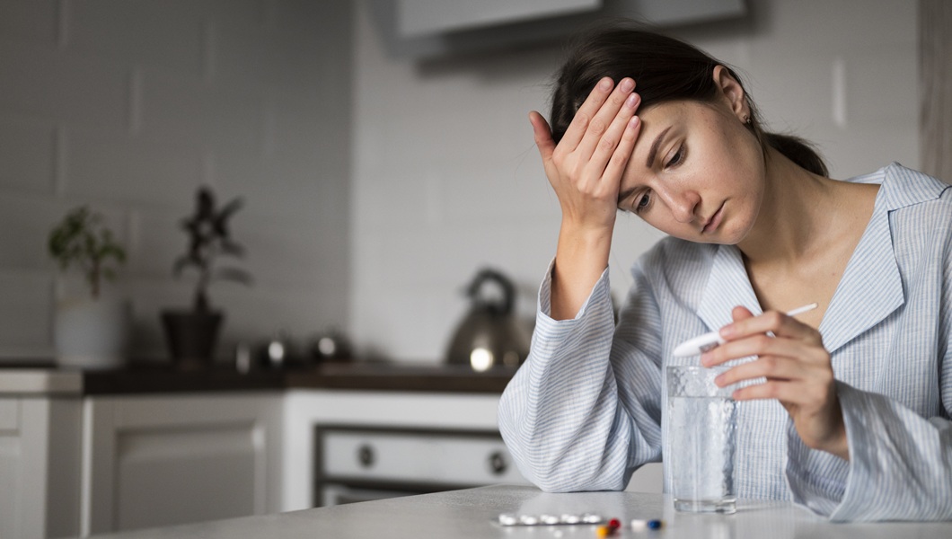 srednii-snimok-bol-noi-zensiny-derzasei-termometr