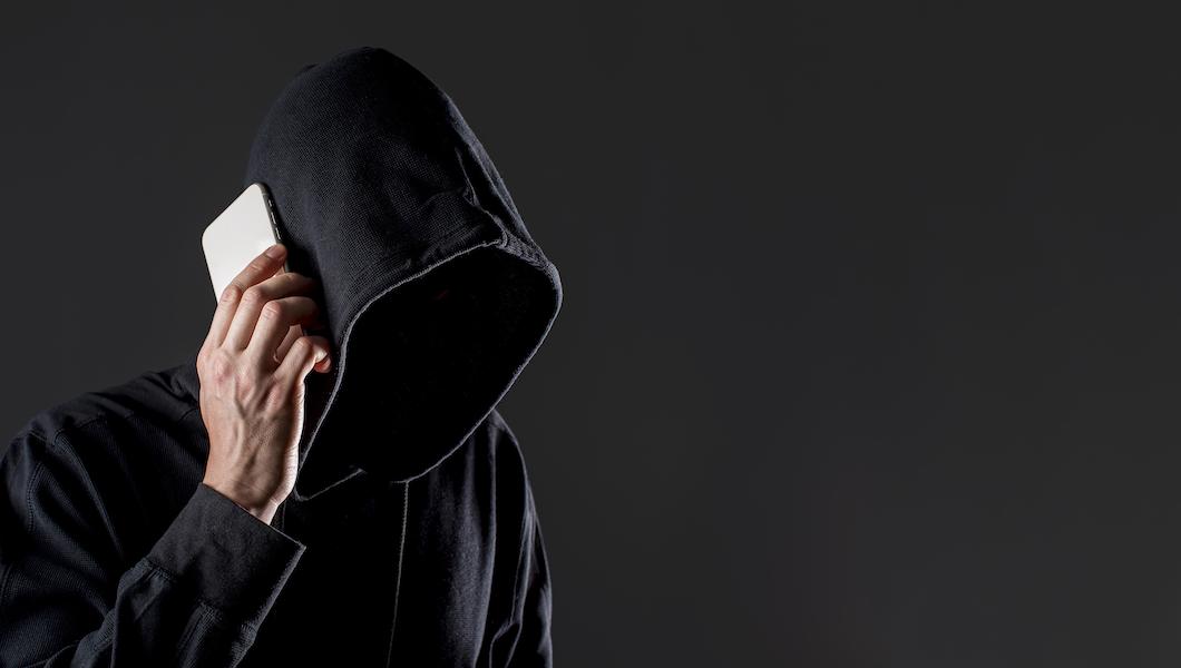 vid-sboku-muzskoi-haker-razgovarivaet-po-smartfon-s-kopiei-prostranstva-1