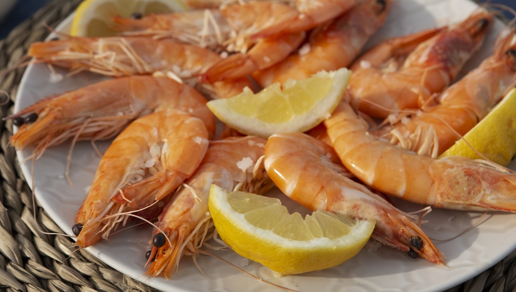 vkusnye-krevetki-i-limony-pod-bol-sim-uglom