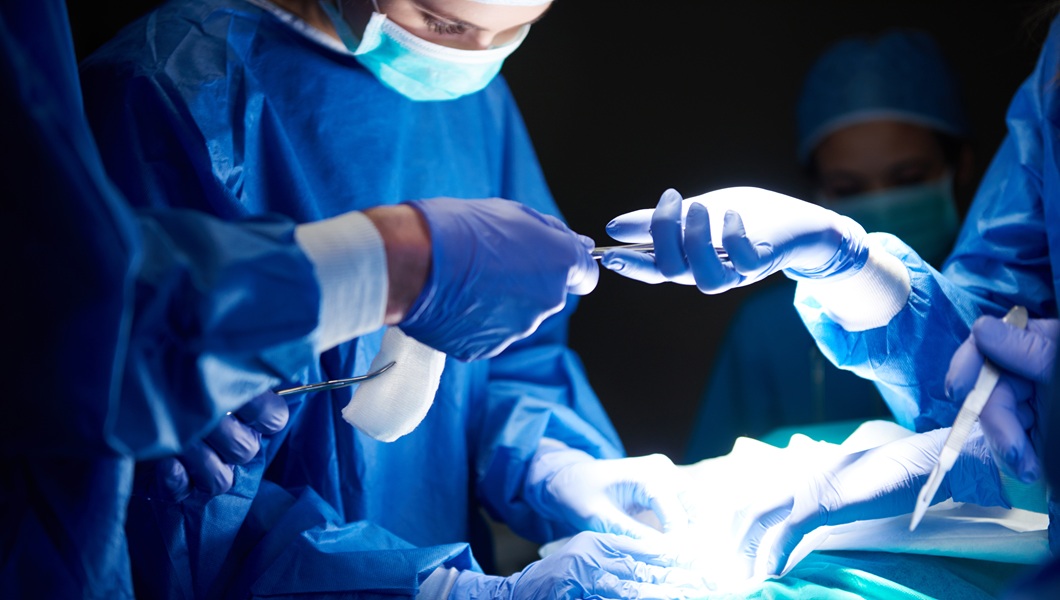 Surgeons passing scissors to each other