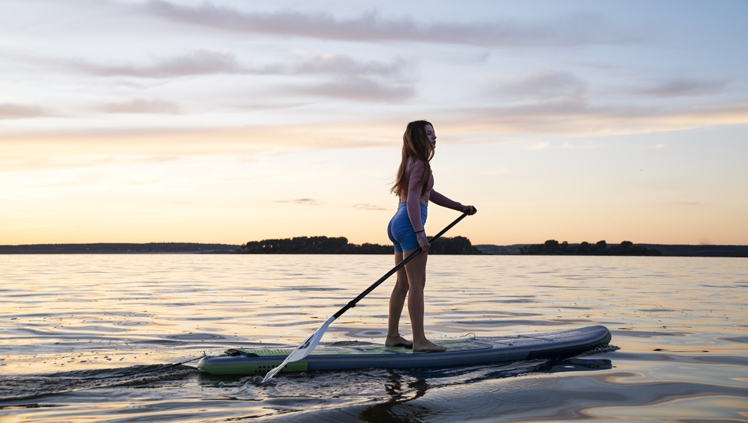 full-shot-beautiful-woman-paddleboarding